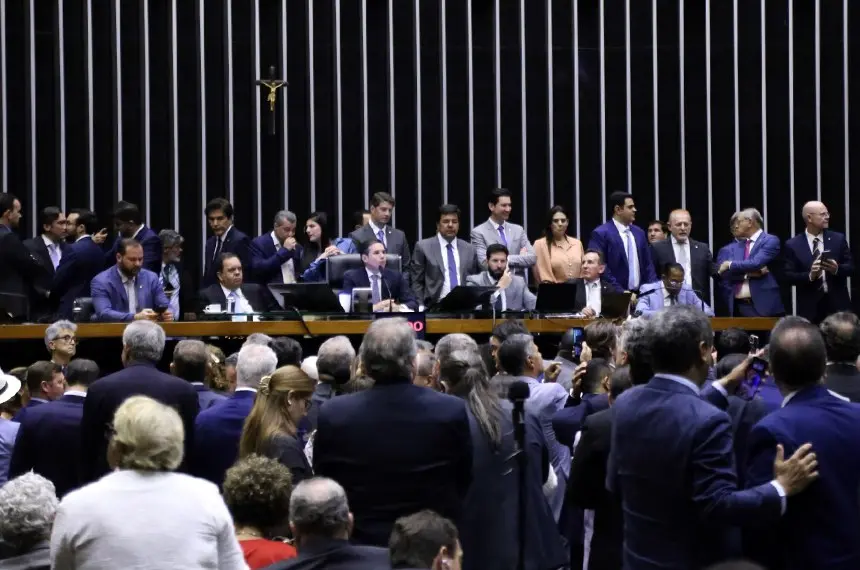 Plenário da Câmara no momento da votação, com cerca de 450 deputados presentes