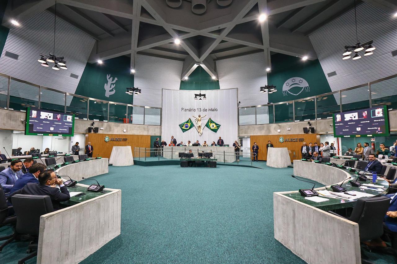 Foto mostra Plenário 13 de Maio durante votação na Assembleia Legislativa do Ceará