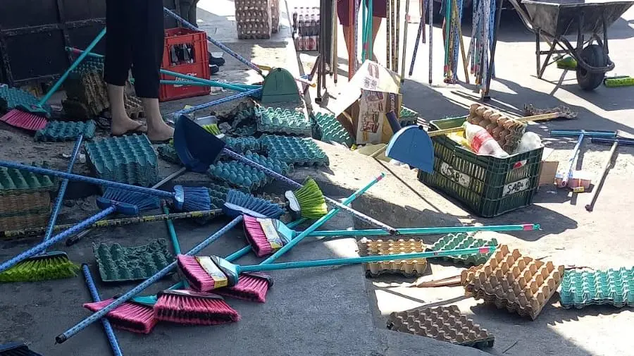 A foto mostra um mercadinho saqueado em Fortaleza. Há caixas de ovos e vassouras jogados pelo chão