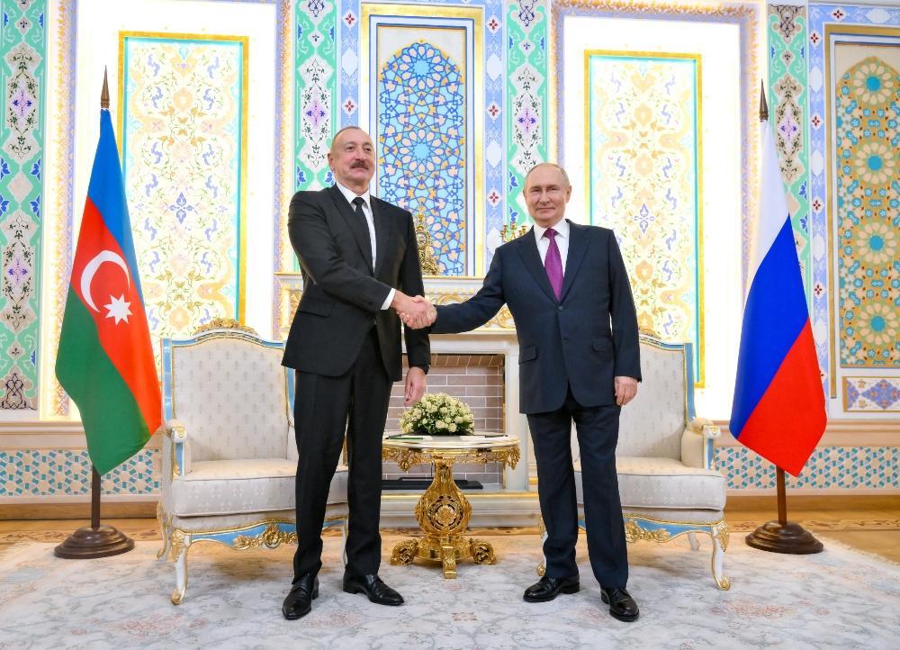 Vladimir Putin cumprimentando o presidente Ilham Aliyev do Azerbaijão. Imagem usada para matéria onde Rússia admite ter causado queda de avião que matou 38 pessoas no Cazaquistão.