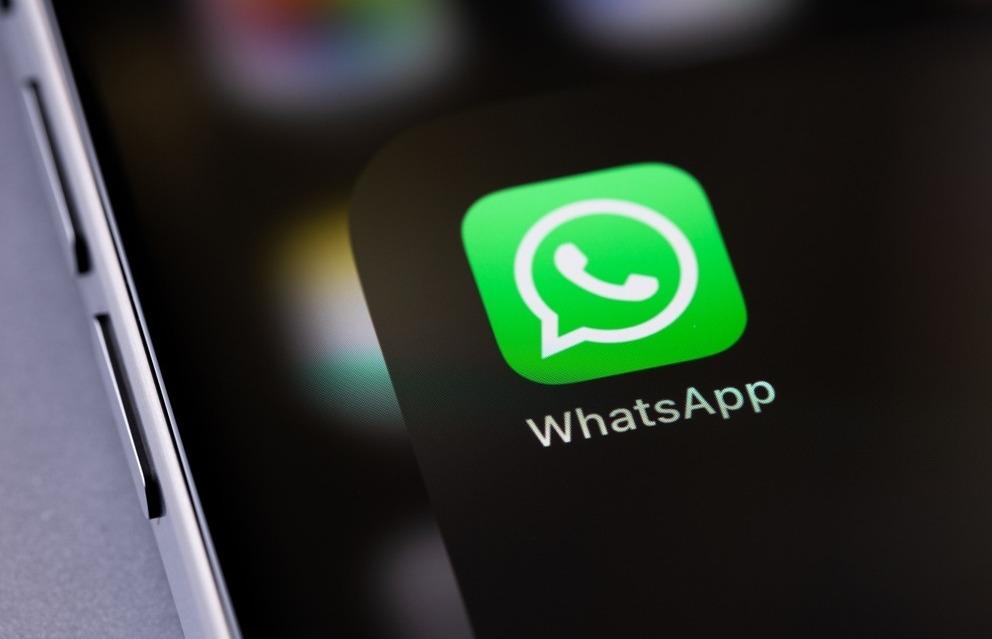 Aplicativo WhatsApp na tela de celular.