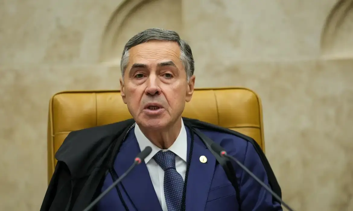 Luís Roberto Barroso durante sessão no STF. Imagem usada em matéria informativa sobre anúncio da aposentadoria do ex-ministro.