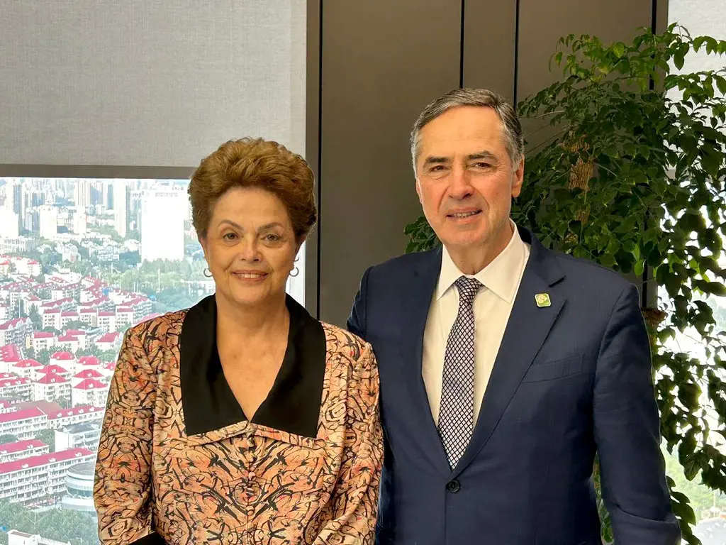 O ministro Luís Roberto Barroso ao lado de Dilma Rousseff