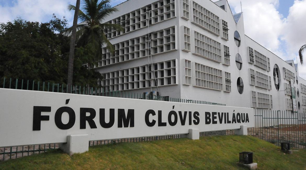 Fórum Clóvis Beviláqua, um prédio moderno de arquitetura inovadora localizado em Fortaleza, Ceará, com fachada de janelas quadriculadas e um grande painel com nome do fórum.