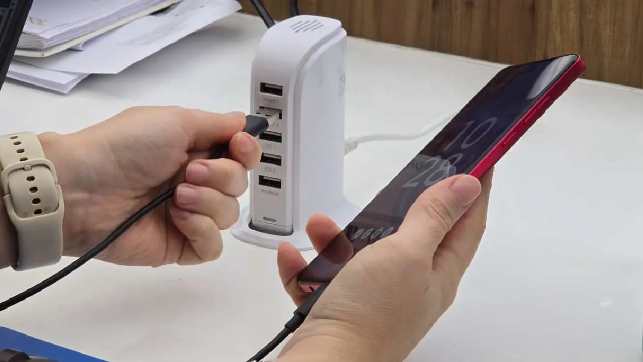 Qualidade de cabos e fontes de smartphones também são importantes para manter a vida útil das baterias