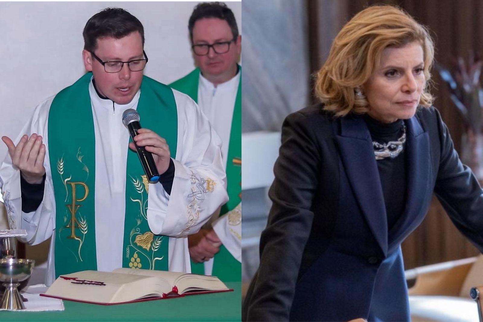 Imagem do padre Cleber Pagliochi realizando uma cerimônia religiosa, segurando um microfone e uma Bíblia aberta, acompanhado por outro padre ao fundo, ao lado de Odete Roitman, vilã do remake da novela Vale-Tudo, interpretada pela atriz brasileira Debora Bloch em um ambiente interno.