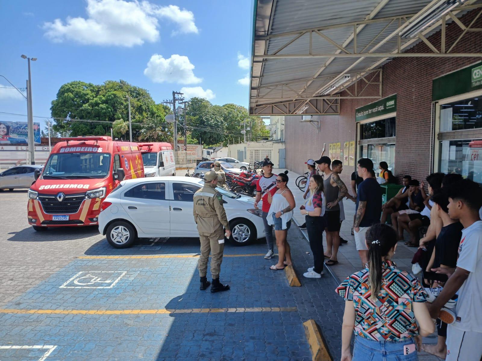 Foto de Enxame de abelhas no Ferroviário