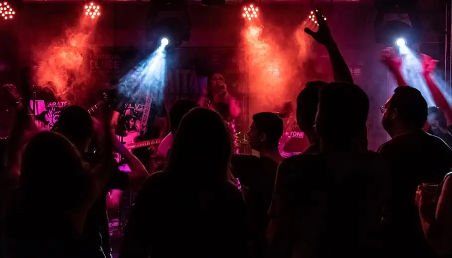 Foto de show no festival Humaitá Rock, realizado em Senador Pompeu, na qual é possível ver silhuetas do público e parte da banda no palco