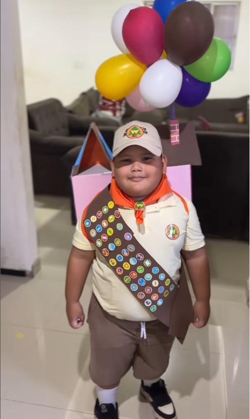Foto do menino Abner, de seis anos, vestido do personagem Russel, do filme Up, Altas aventuras