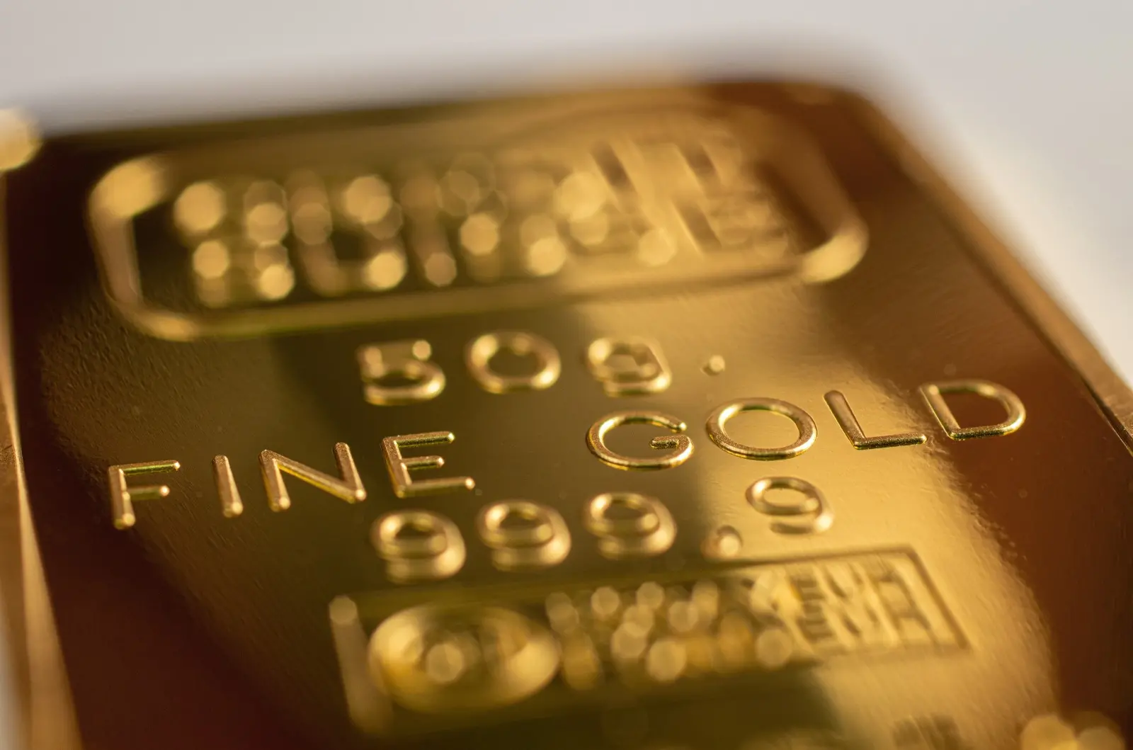 Foto que contém uma barra de ouro em destaque.