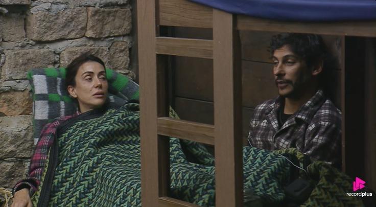 Michelle Barros e Shia Phoenix deitados na baia.