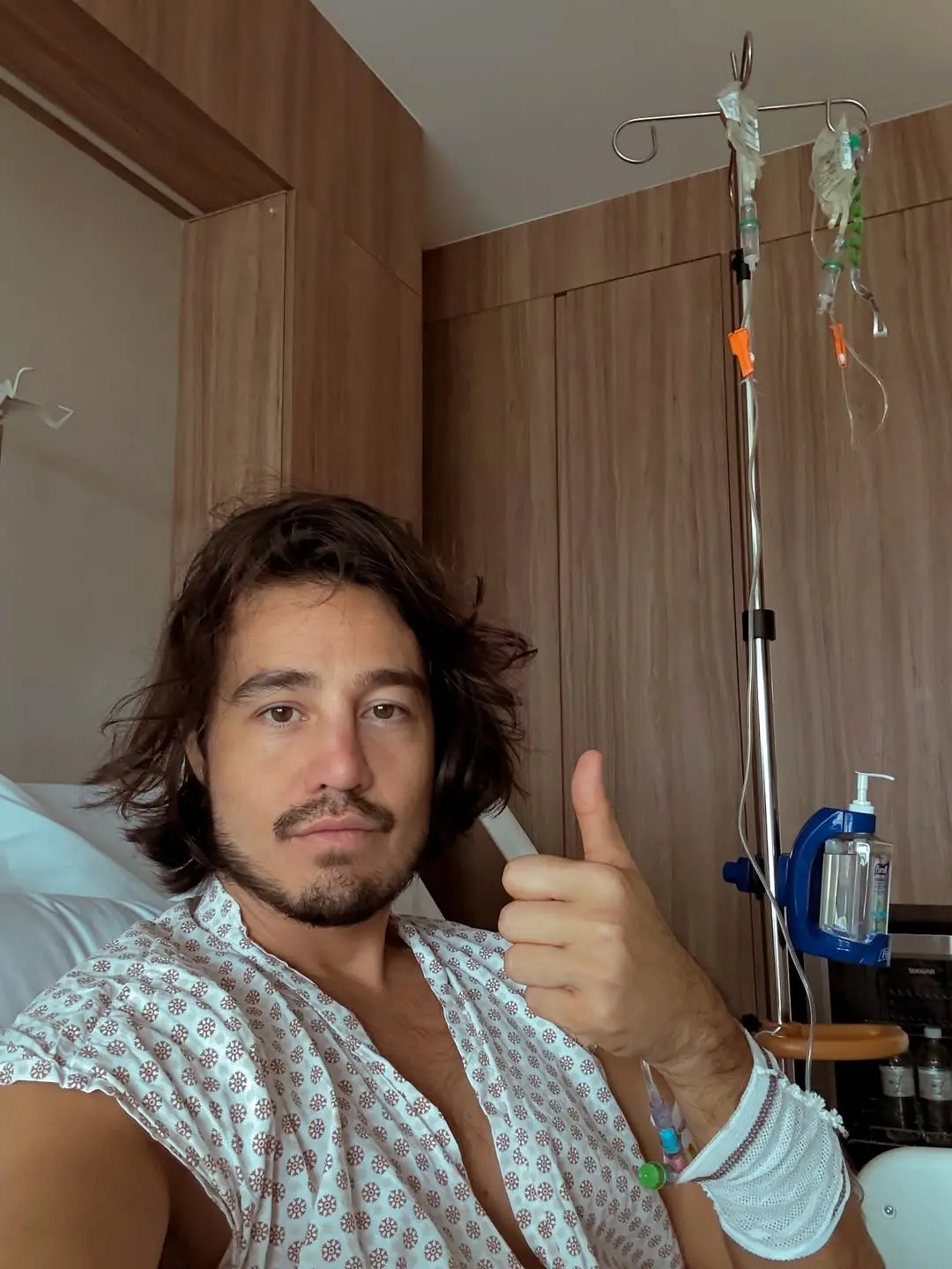 Imagem da notícia Tiago Iorc é internado às pressas por conta de crise de hérnia de disco: ‘Cuidem da saúde de vocês’