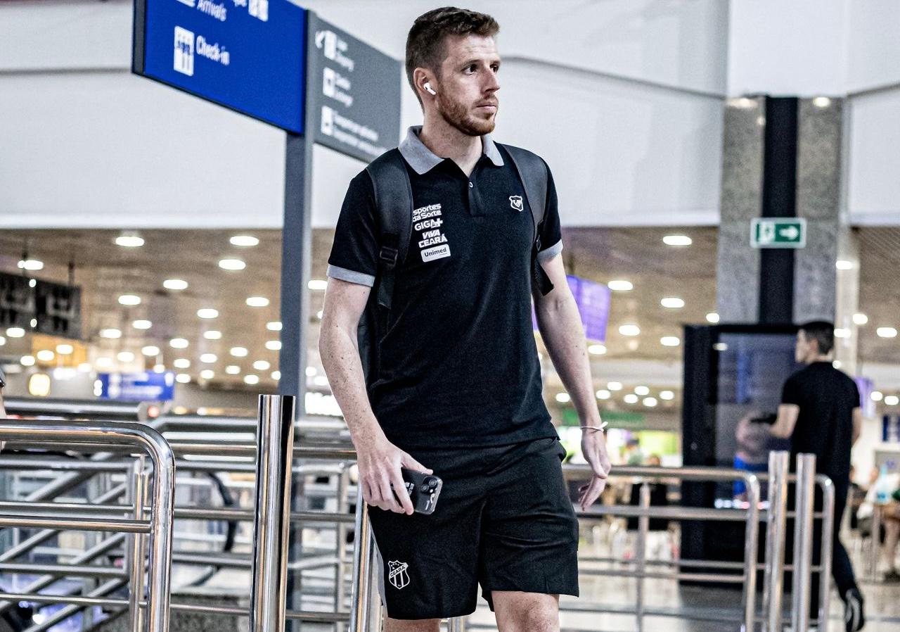 Foto de Aylon, jogador do Ceará, durante embarque no aeroporto