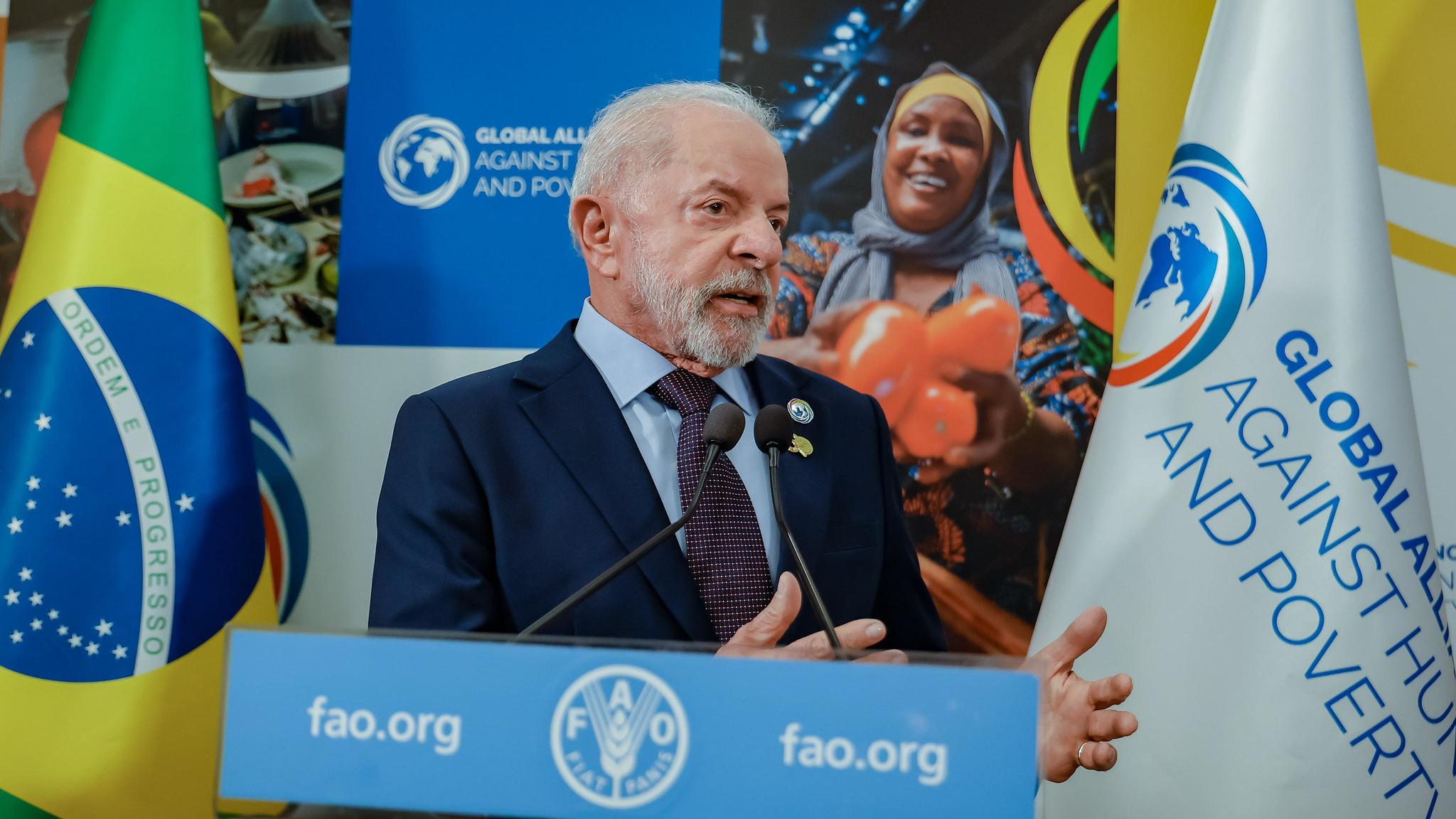 Imagem do presidente Lula discursando, para matéria em que Lula afirma que Brasil não tem problema com Israel.