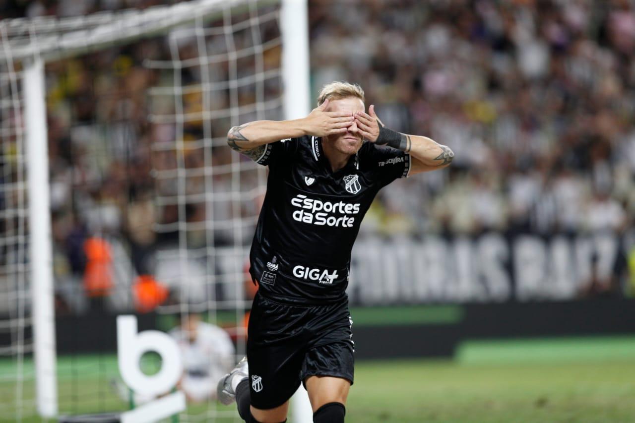 Pedro Henrique comemora gol pelo Ceará