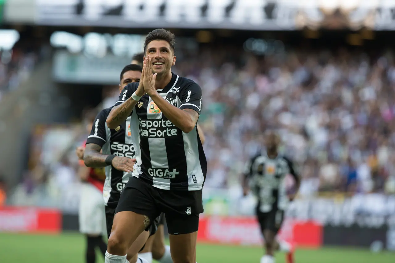 Lucas Mugni comemora gol contra o Sport, na Arena Castelão, pela Série A