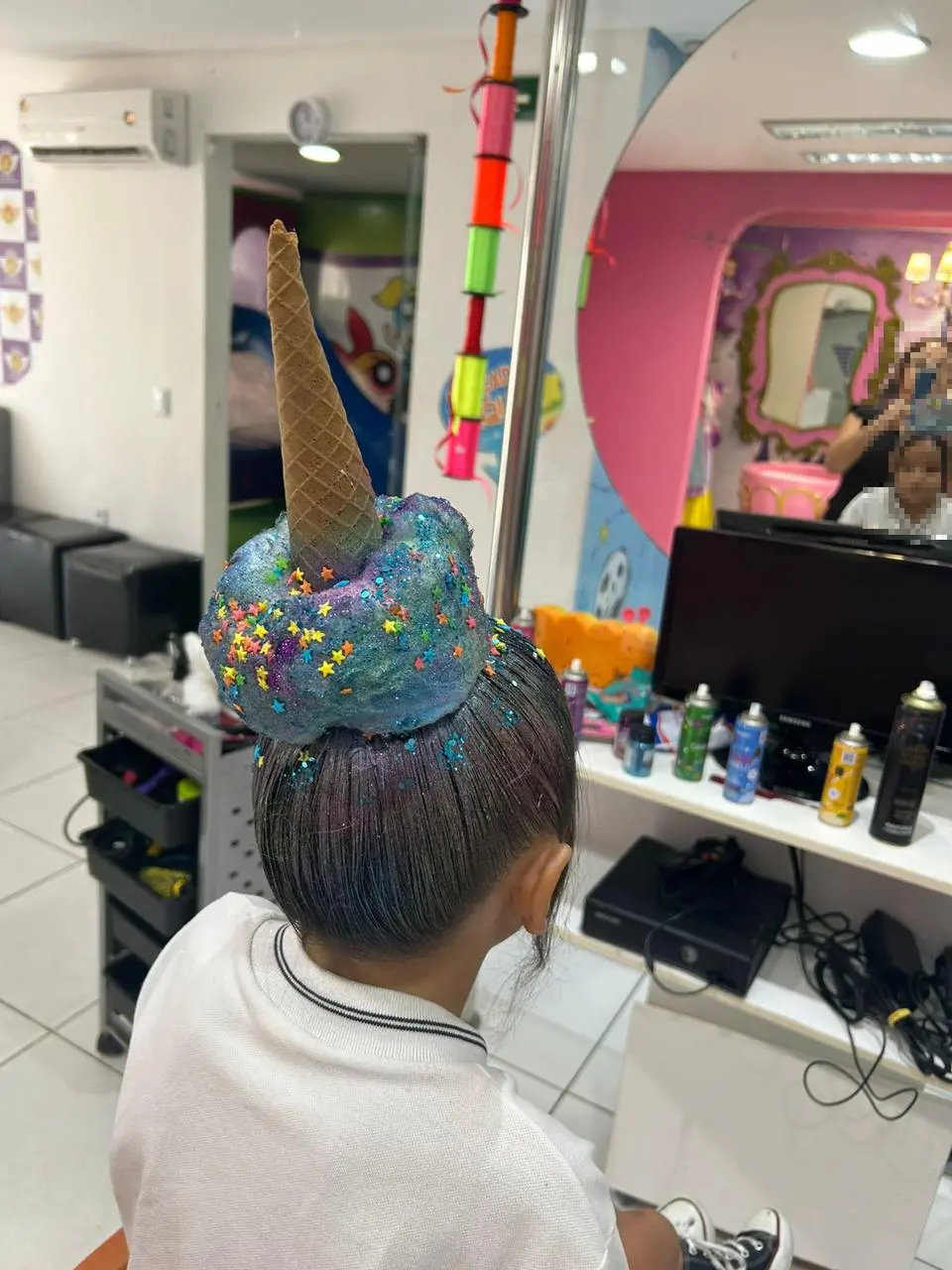 Menina com cabelo em formato de sorvete de casquinha colorido.