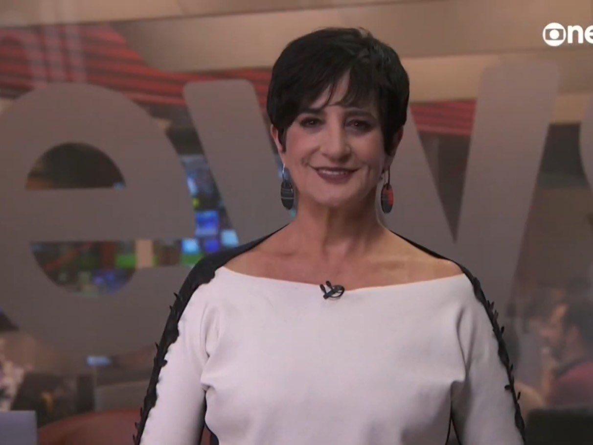 Apresentadora Mônica Waldvogel durante o jornal na GloboNews.
