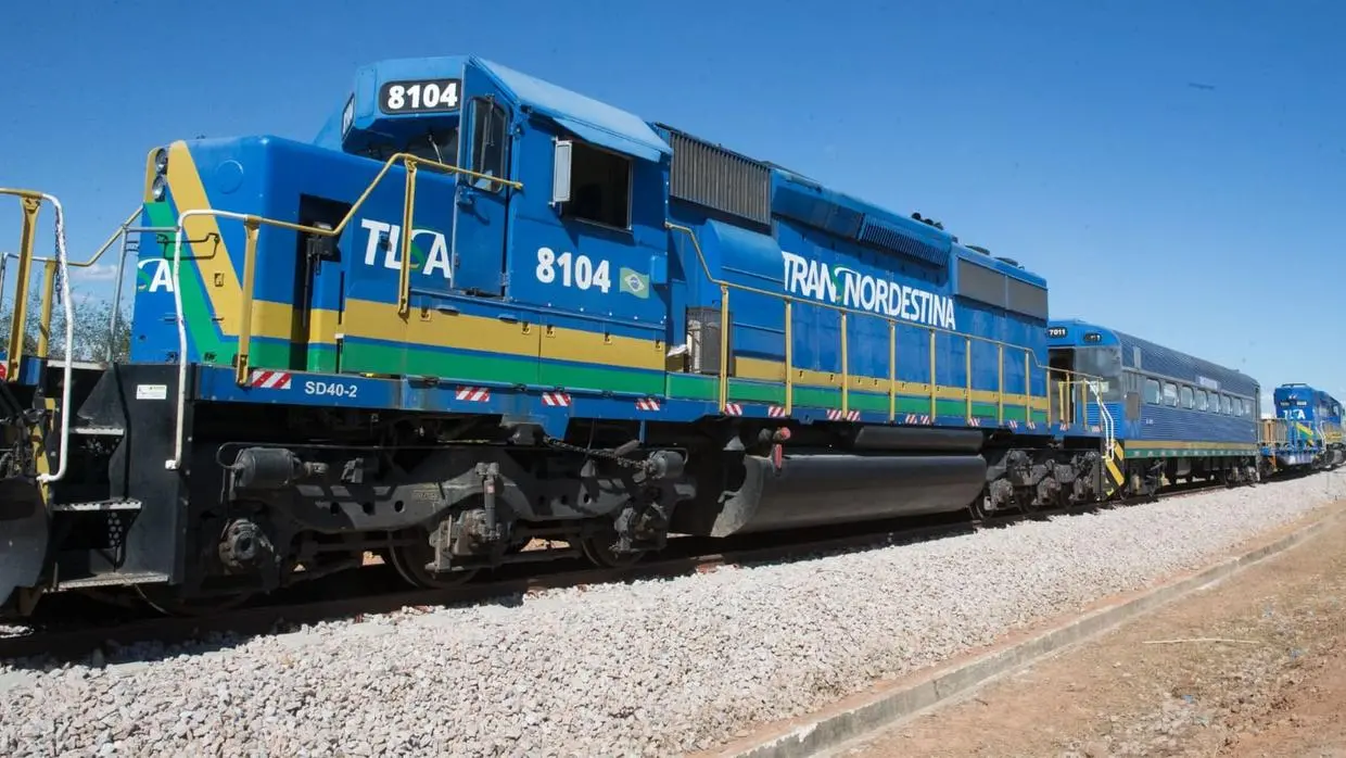 Foto que contém locomotiva da Ferrovia Transnordestina.