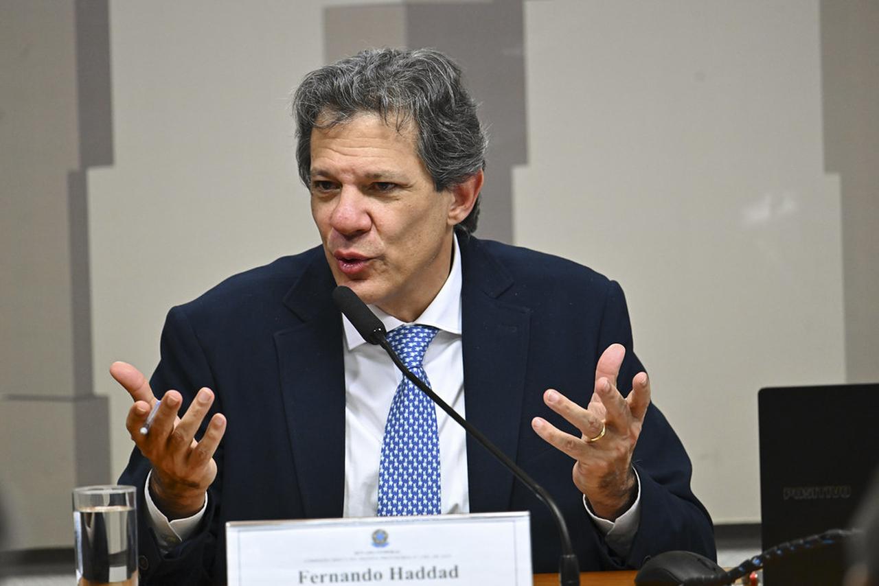 Imagem mostra o ministro da Fazenda, Fernando Haddad, em sessão da Comissão Mista da Medida Provisória (CMMPV) n° 1.303, no Senado Federal.