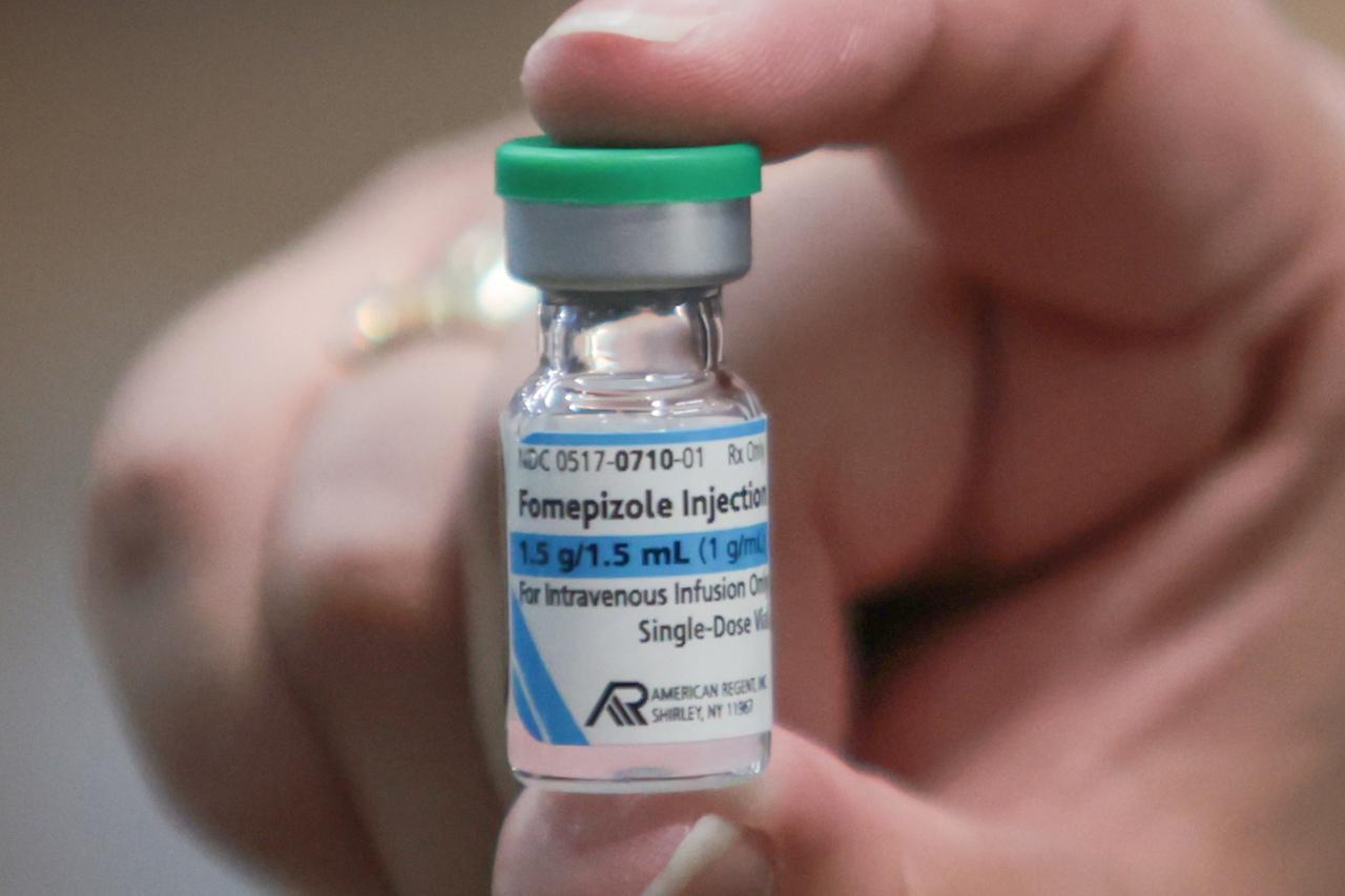 Imagem mostra close-up em mão segurando ampola de fomepizol, medicamento usado como antídoto para casos de intoxicação por metanol. Unidade é uma das adquiridas pelo Ministério da Saúde para conter casos de envenenamento pela substância.