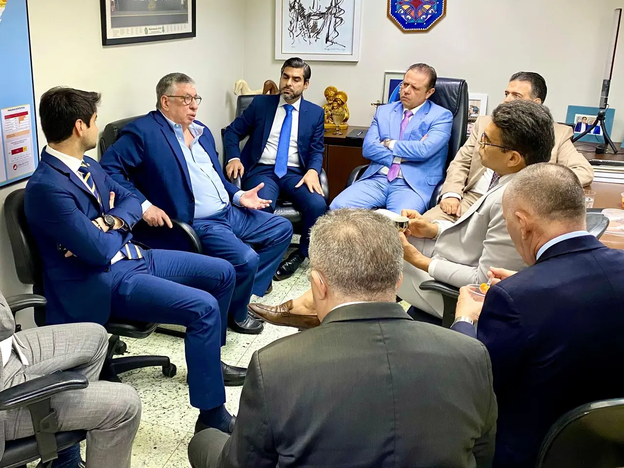 Foto mostra grupo da oposição da Assembleia em café com Maia Júnior