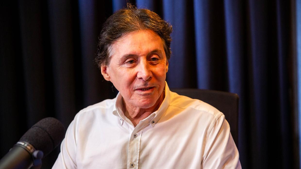 Eunício Oliveira durante entrevista. Ele veste um camisa branca