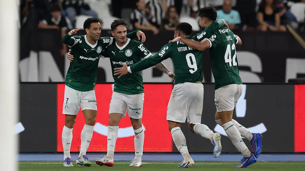 Foto de jogadores do Palmeiras comemoram gol em partida