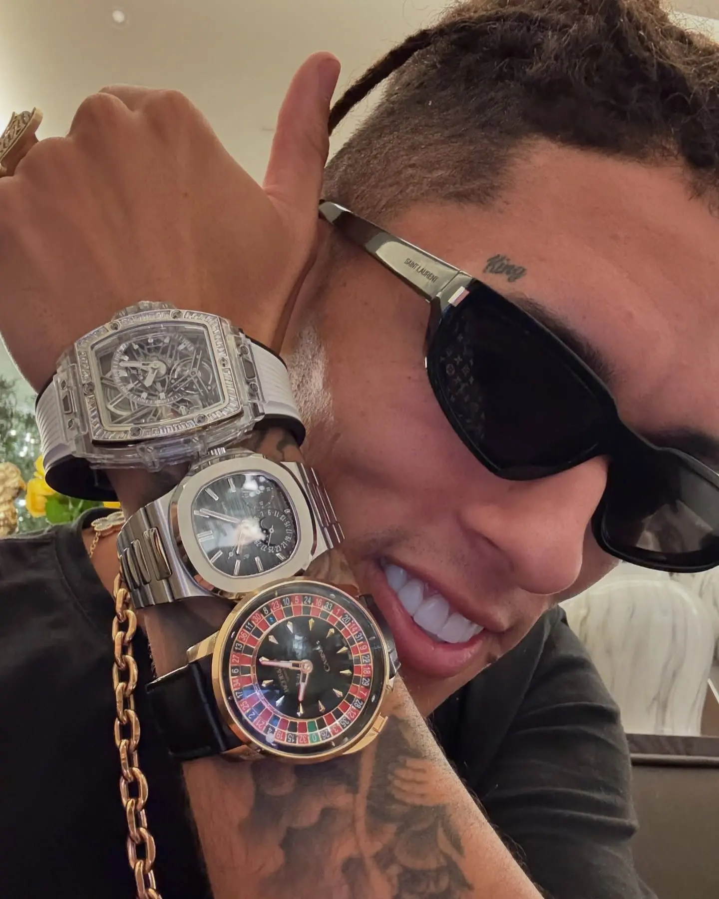 Buzeira ostenta relógios de luxo nas redes sociais