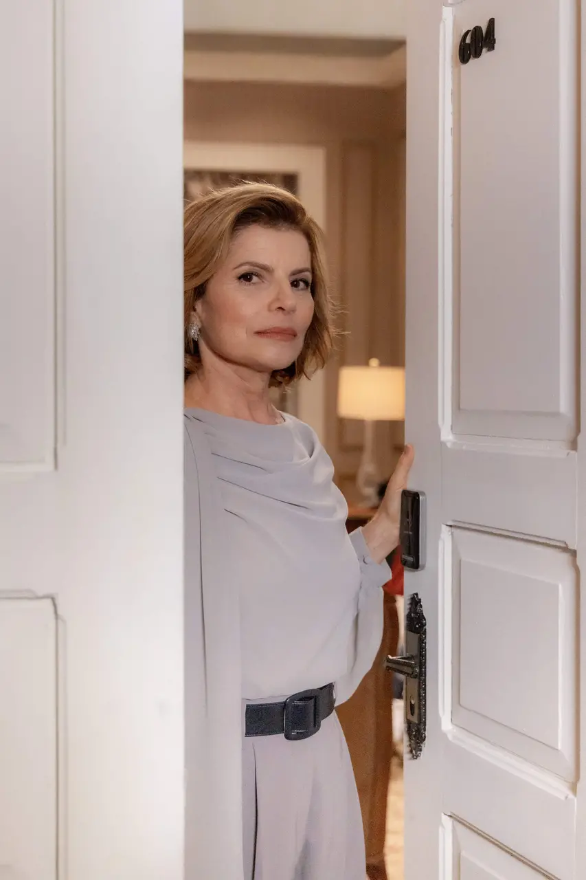 Odete Roitman em cena da novela Vale Tudo, com roupa icônica em referência à trama original da novela