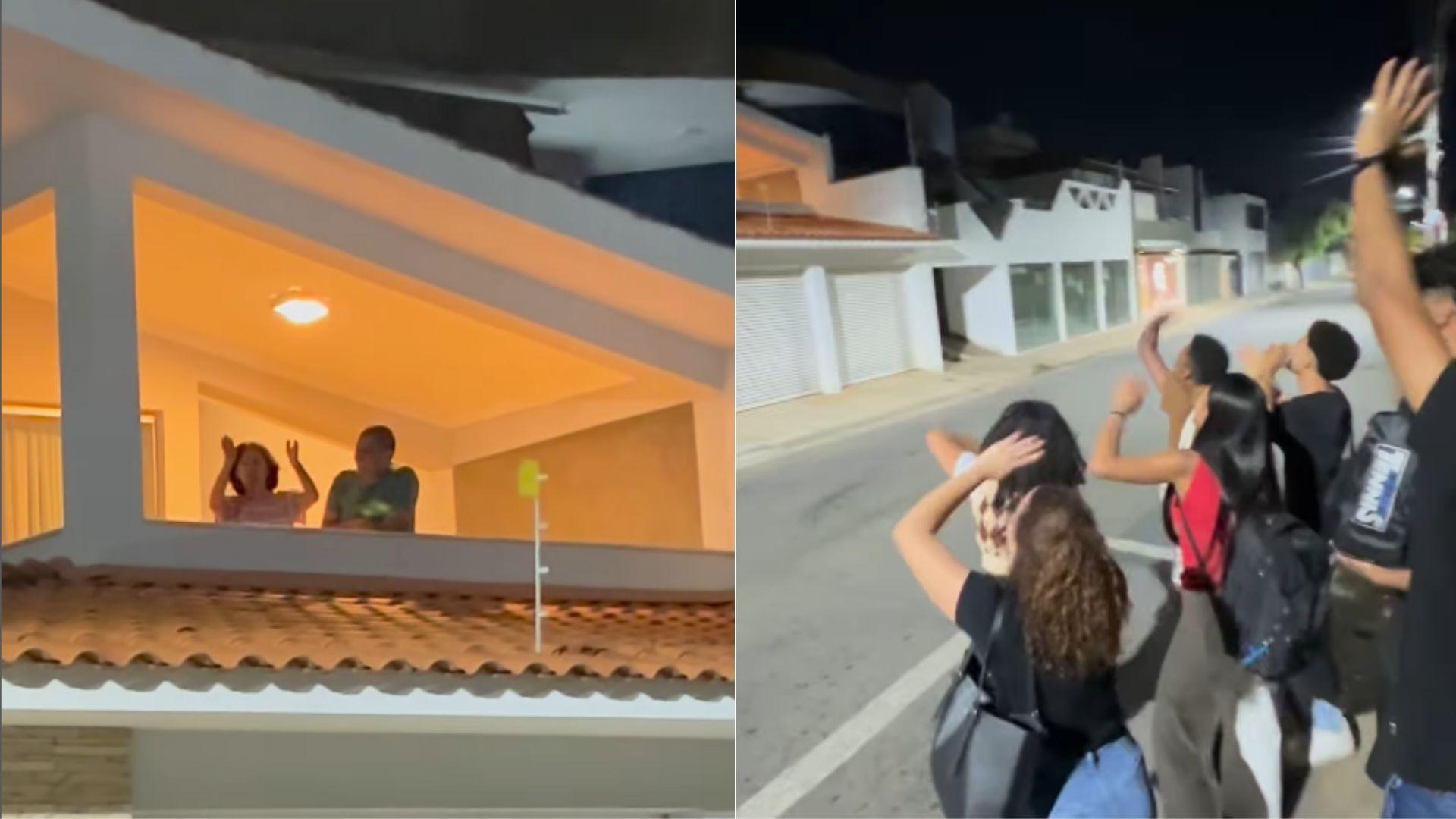 Na esquerda, foto de uma senhora na varanda ao lado de um homem, apreciando a serenata que os alunos que estão na foto ao lado fizeram para ela.