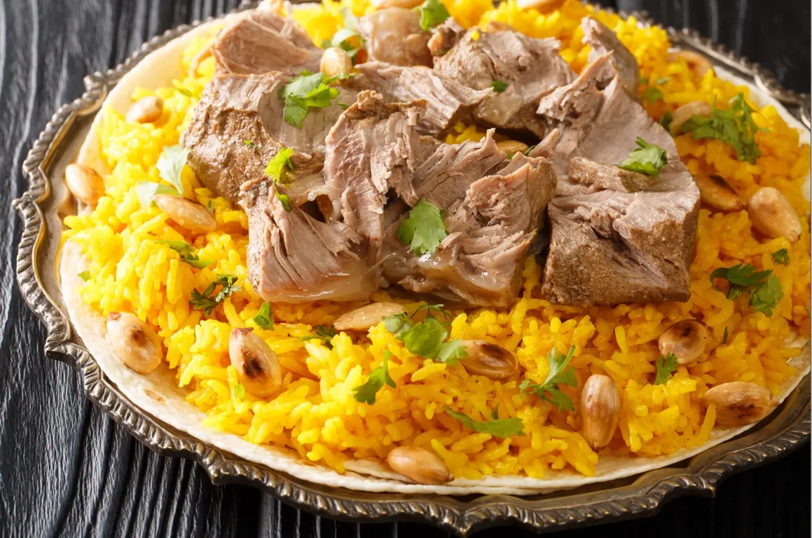 Foto que contém preparo de mansaf, prato da culinária árabe.