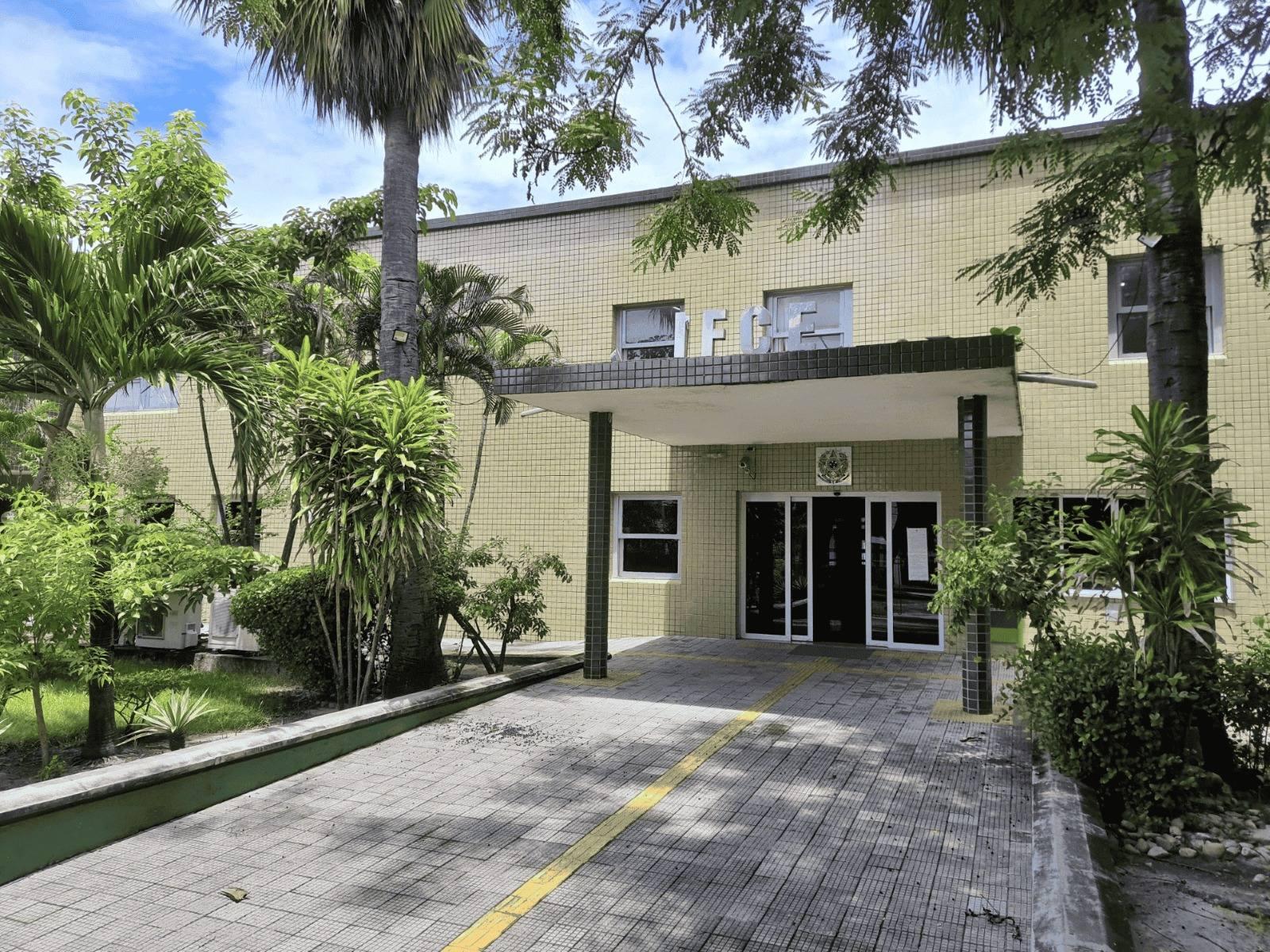 Foto da fachada do IFCE, campus Fortaleza-CE.