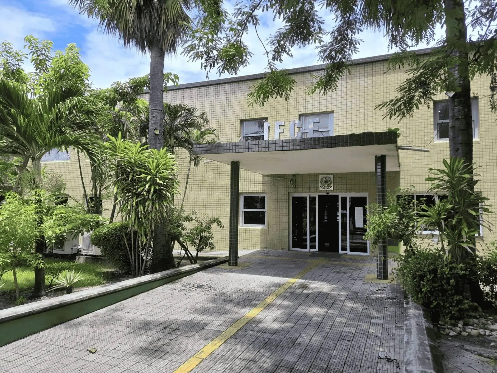 Foto da fachada do IFCE, campus Fortaleza-CE.