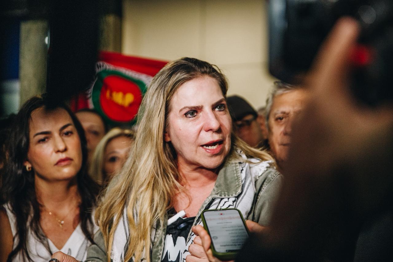 Foto de Luzianne sendo recebida no aeroporto de Fortaleza
