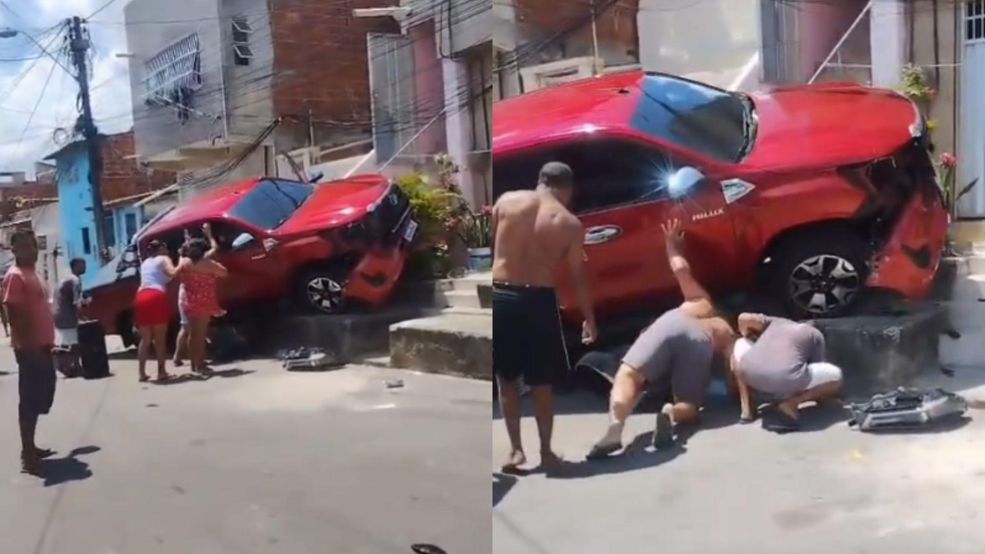 Imagens do carro e populares tentando ajudar o homem que ficou sob o veículo.