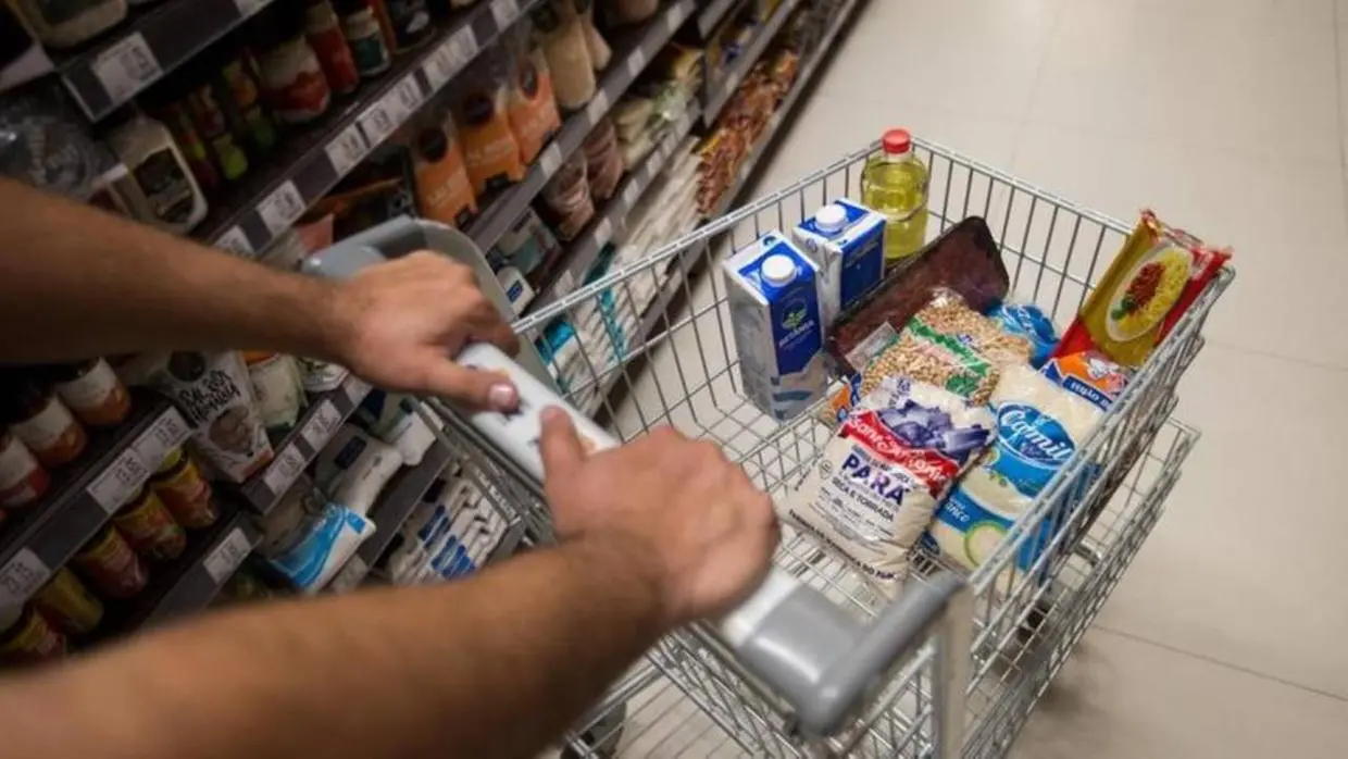 Imagem mostra pessoa comprando no supermercado;