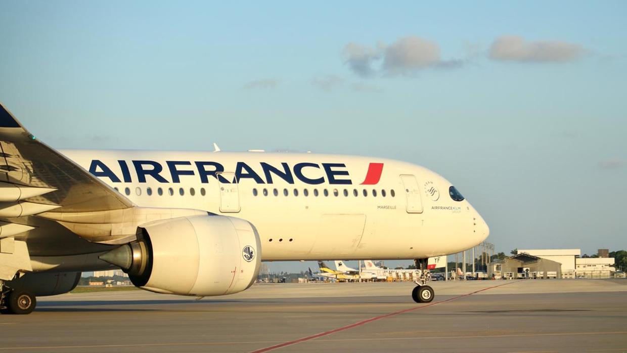 Imagem de uma aeronave parada.