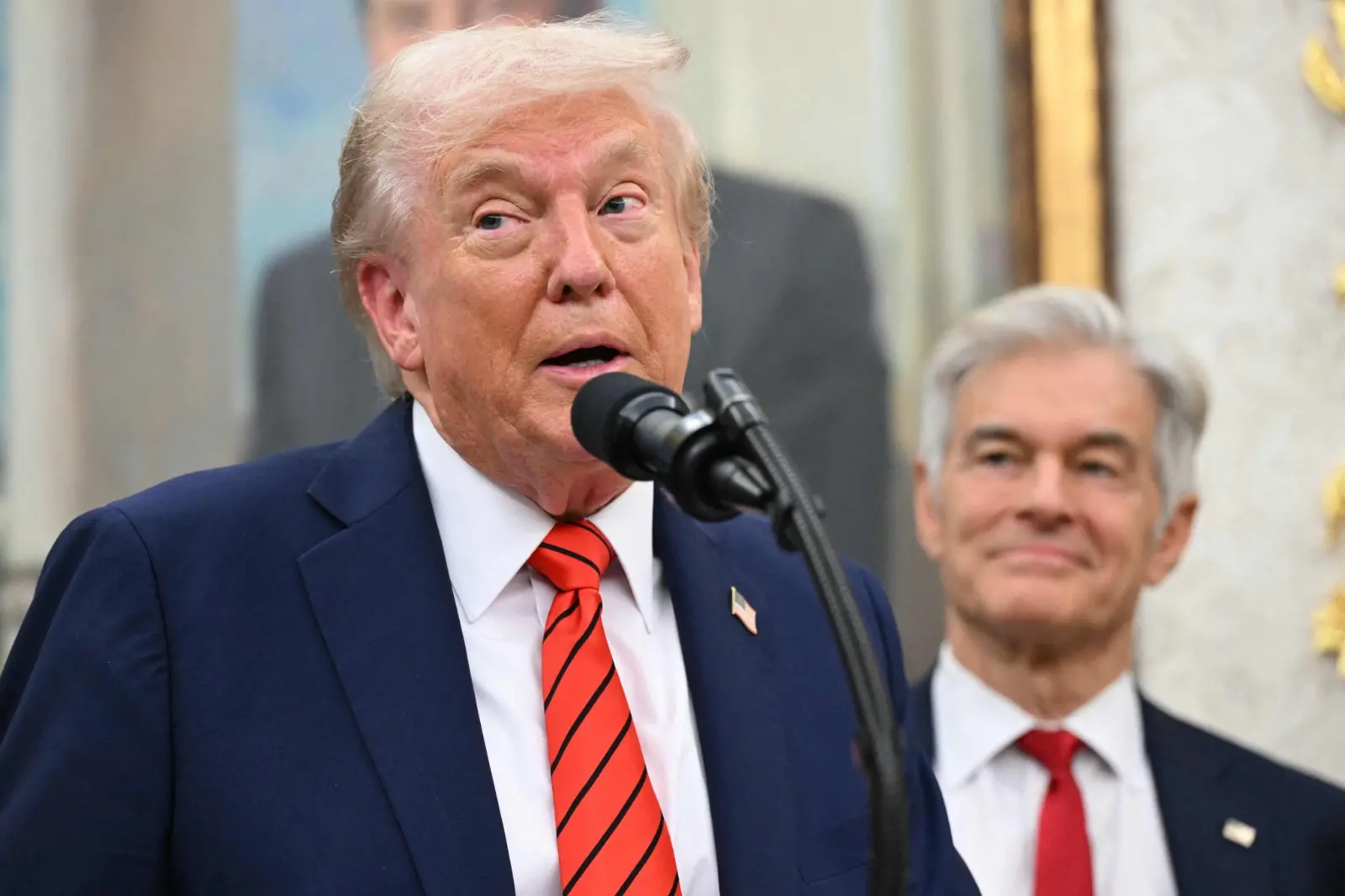 Trump fala no Salão Oval da Casa Branca.