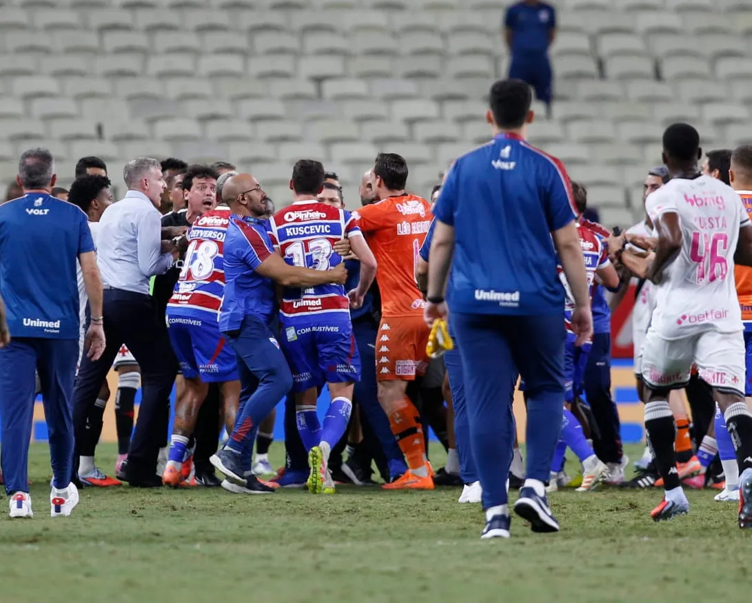 Confusão marca fim de jogo entre Fortaleza e Vasco.