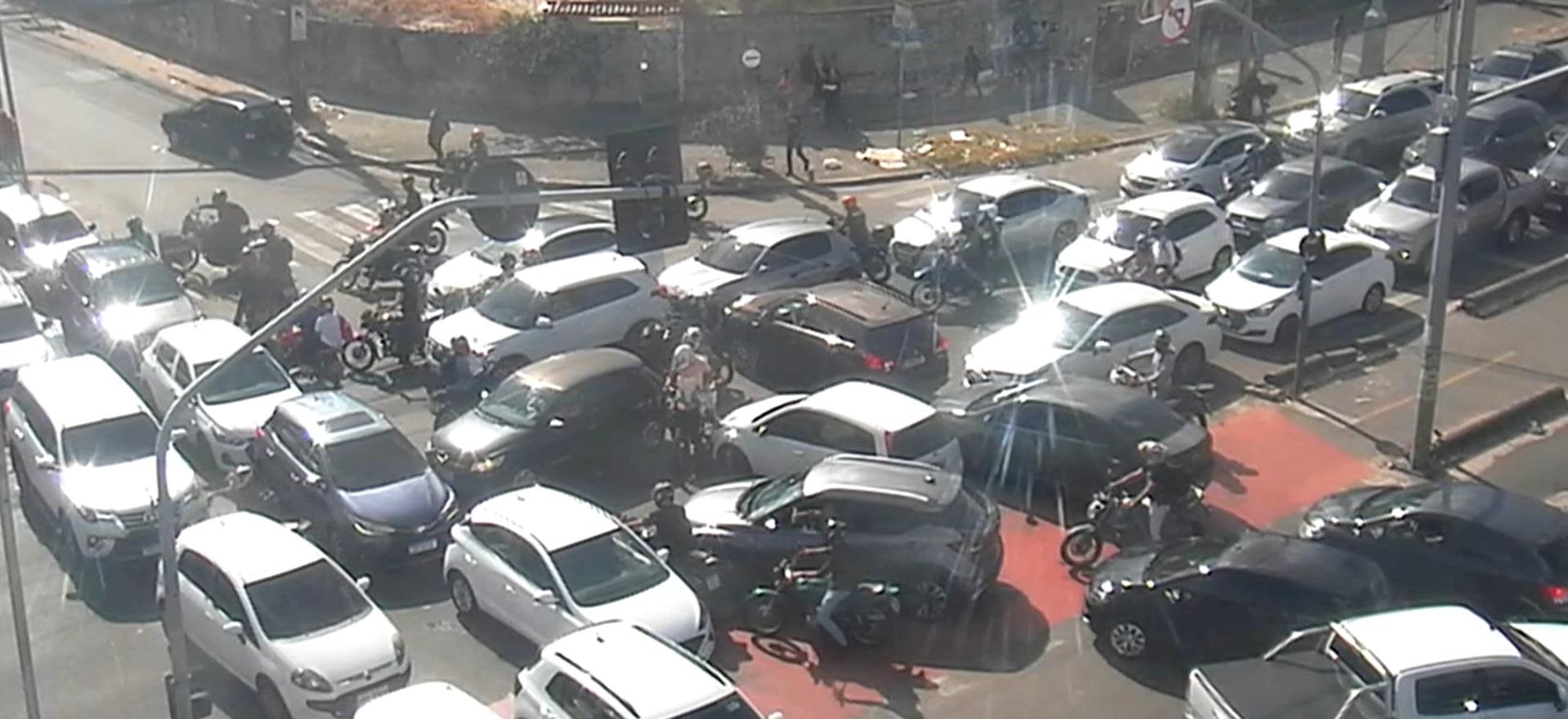 Por conta do problemas com os semáforos, motoristas estão comentando várias infrações.