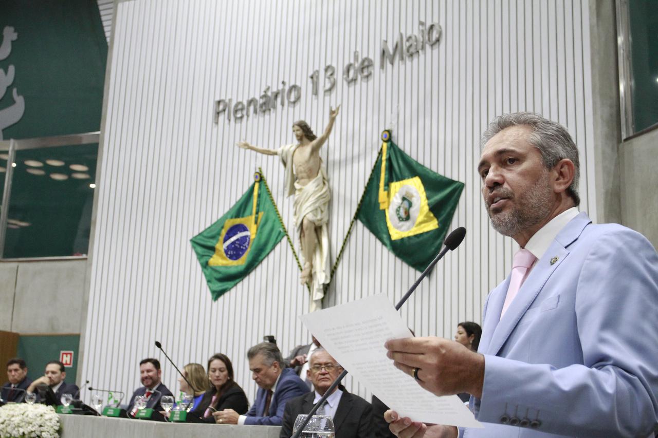 Elmano de Freitas durante discurso no Plenário 13 de Maio da Assembleia Legislativa do Ceará
