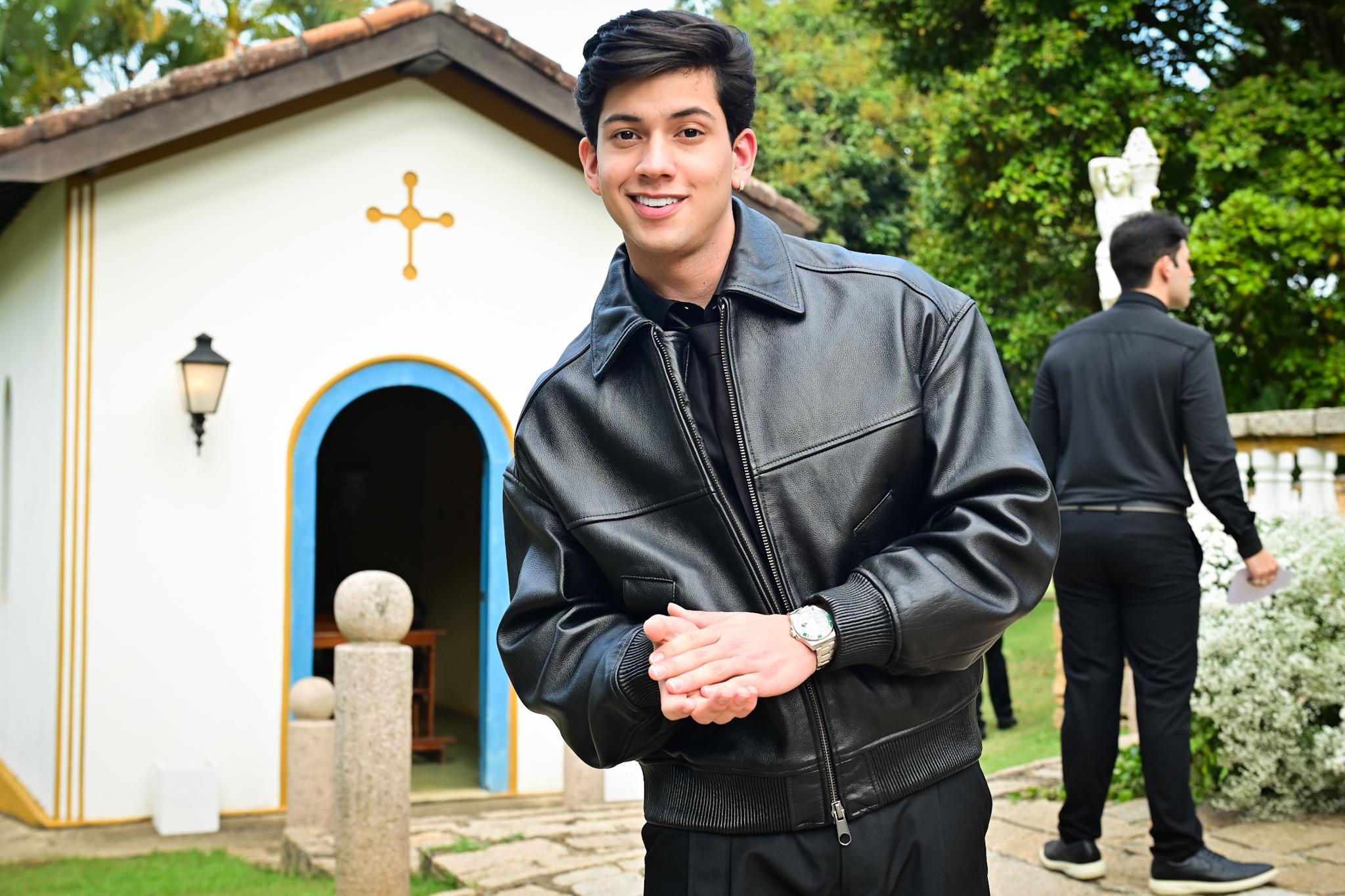 Cantor Léo Foguete foi um dos artistas que usou preto em casamento de Mari Fernandez