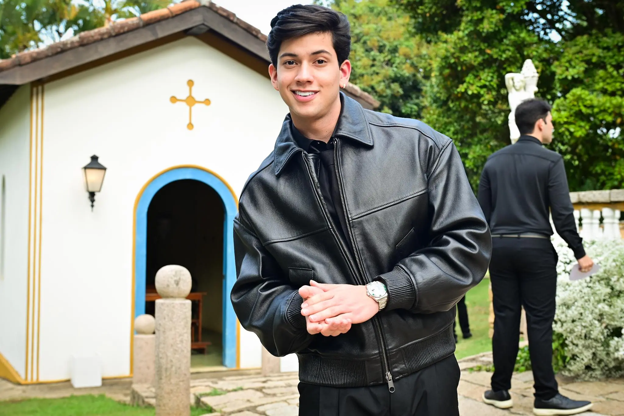 Cantor Léo Foguete foi um dos artistas que usou preto em casamento de Mari Fernandez