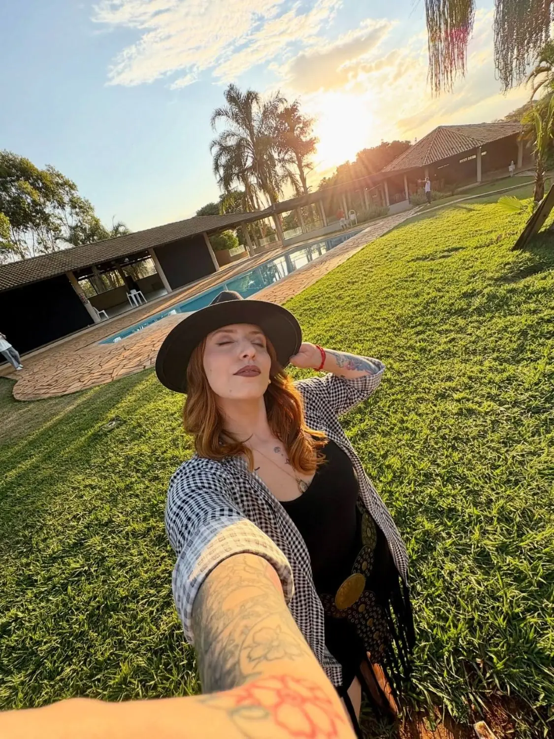 selfie de bianca Sessa, que tem uma má formação congênita dos dedos da mão esquerda. ela foi alvo de capacitismo por humorista.