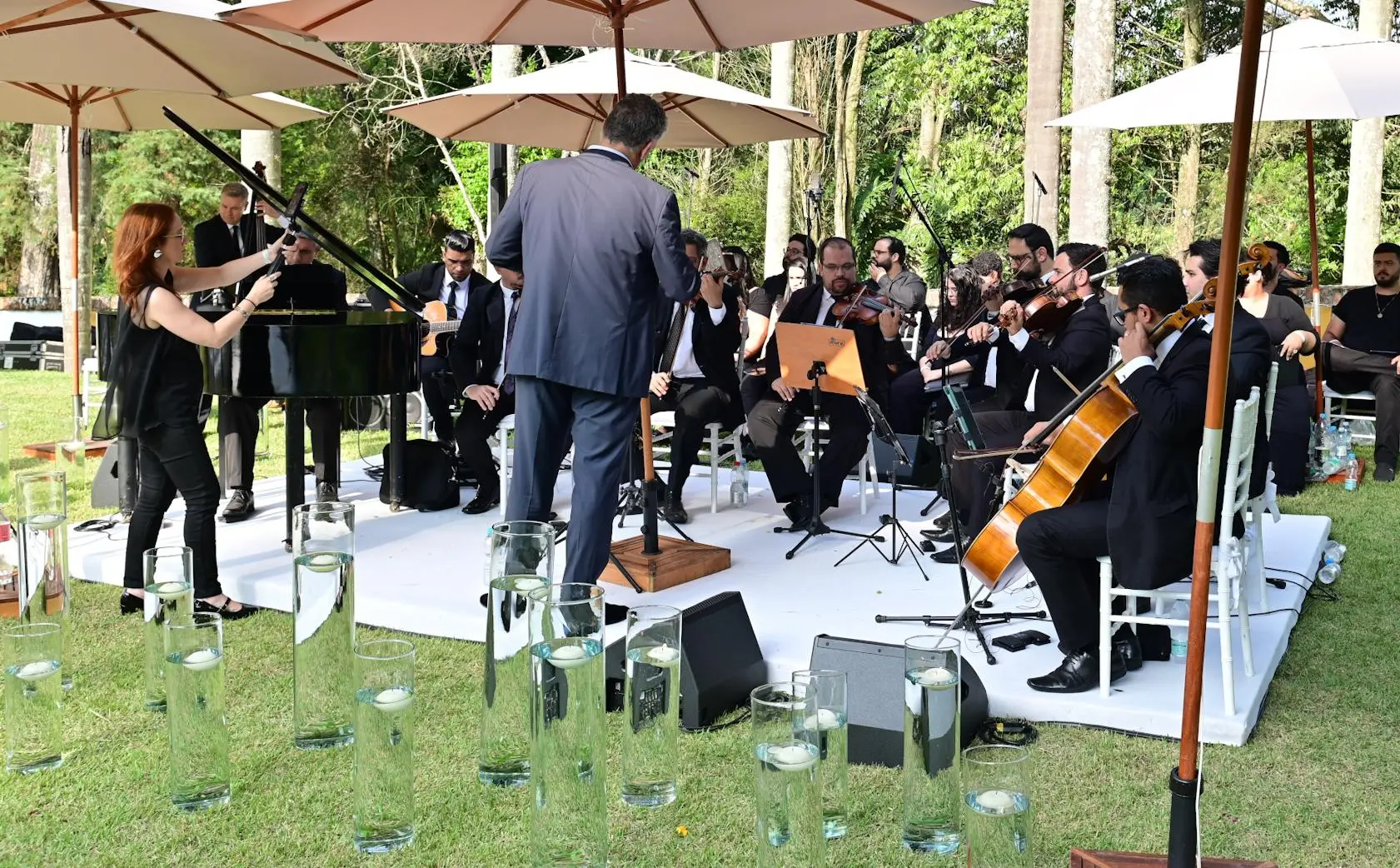 Músicos usando preto em casamento da cantora Mari Fernandez
