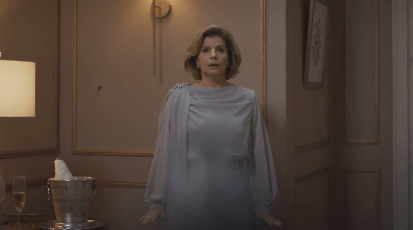 Assim como na versão original, a personagem Odete Roitman morreu