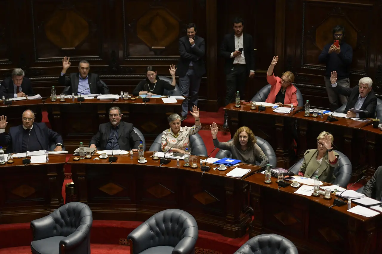 Imagem mostra senadores uruguaio votando em um projeto de lei sobre a eutanásia no Palácio Legislativo em Montevidéu em 15 de outubro de 2025.