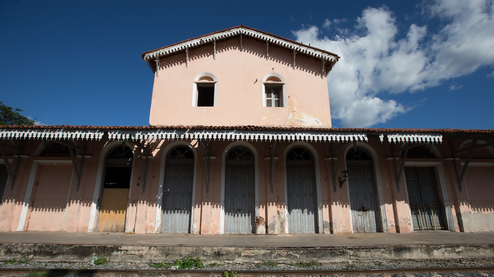 Foto que contém a Estação Ferroviária de Sobral, abandonada e atualmente sede da Escola de Belas Artes de Sobral.