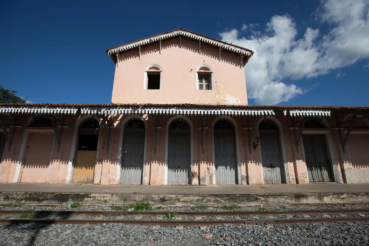 Foto que contém a Estação Ferroviária de Sobral, abandonada e atualmente sede da Escola de Belas Artes de Sobral.